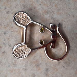 Sarah Coventry mouse outline brooch with green eyes